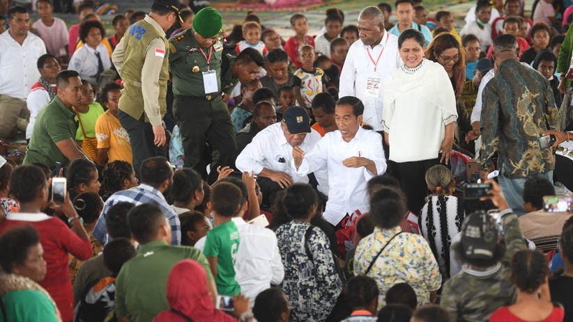 Presiden Jokowi Kunjungi Pengungsi Korban Banjir Bandang Sentani - Bagian 3