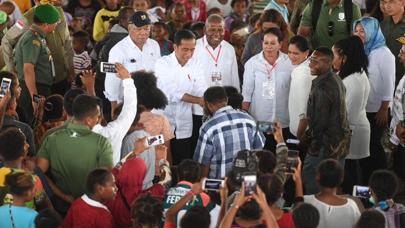 Presiden Jokowi Kunjungi Pengungsi Korban Banjir Bandang Sentani - Bagian 4