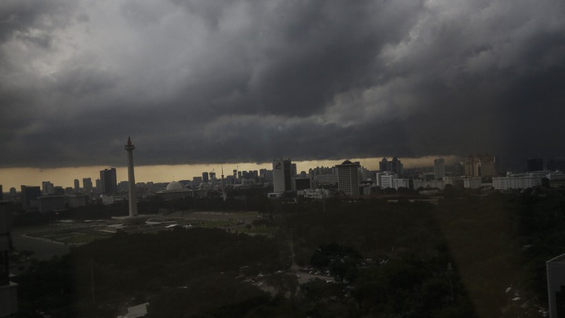 Cuaca Buruk, Langit Jakarta Diselimuti Awan Hitam - Bagian 1