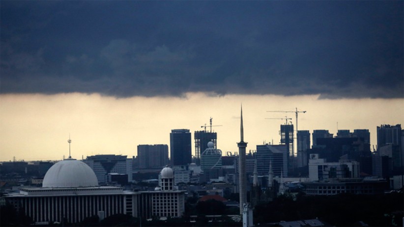 Cuaca Buruk, Langit Jakarta Diselimuti Awan Hitam - Bagian 2