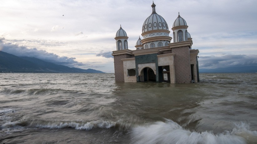 Cuaca Buruk, Gelombang Tinggi Terjang Pesisir Pantai Taman Ria Palu - Bagian 1