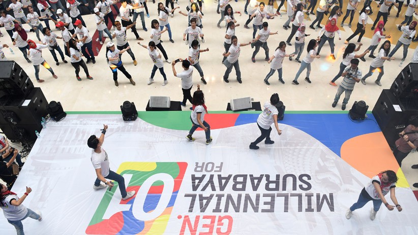 Generasi Milenial Surabaya Menari Flash Mob Dukung Pasangan 01 - Bagian 2