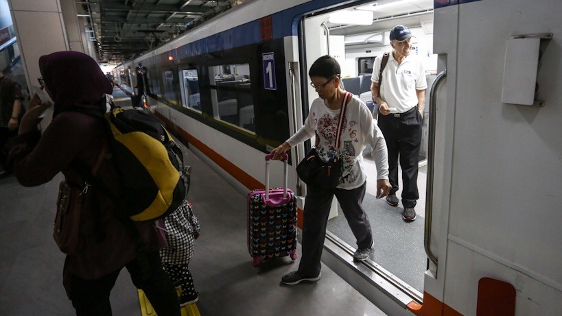 MRT Jakarta Beroperasi, Jumlah Penumpang Kereta Bandara Meningkat - Bagian 3