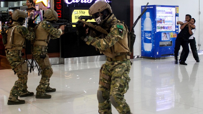 Aksi Kopaska TNI AL Lumpuhkan Teroris di Bandara Juanda - Bagian 1