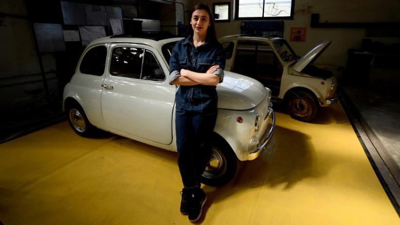 Perempuan Cantik Ini Belajar Merakit Mobil Fiat 500 dari YouTube - Bagian 1