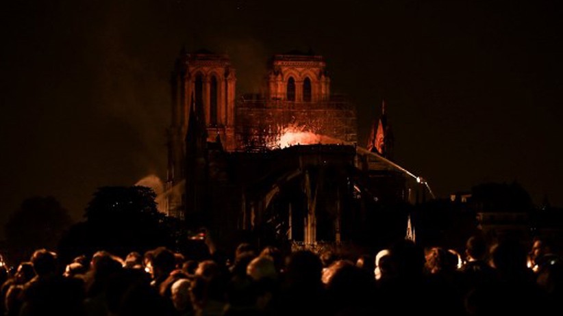 Foto-Foto Gereja Katedral Notre Dame Paris Hangus Dilalap Api - Bagian 5