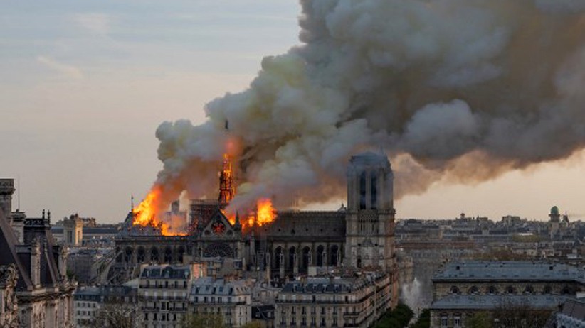 Foto-Foto Gereja Katedral Notre Dame Paris Hangus Dilalap Api - Bagian 1