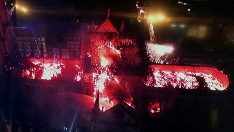 Foto-Foto Gereja Katedral Notre Dame Paris Hangus Dilalap Api - Bagian 4