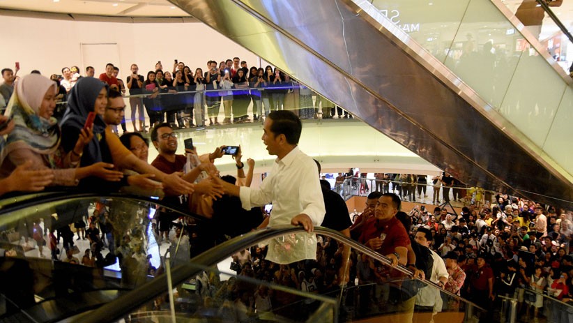 Jokowi Makan Siang di Mal Grand Indonesia, Pengunjung Berebut Selfie - Bagian 1