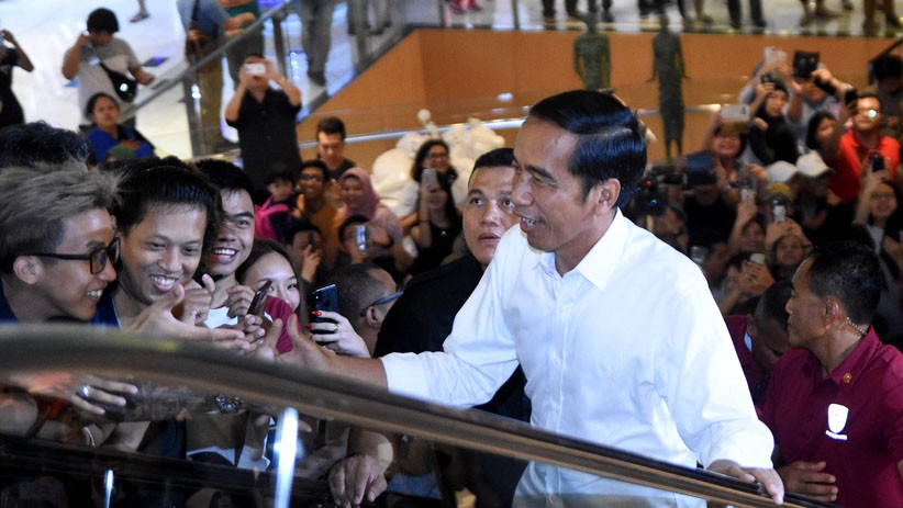 Jokowi Makan Siang di Mal Grand Indonesia, Pengunjung Berebut Selfie - Bagian 3