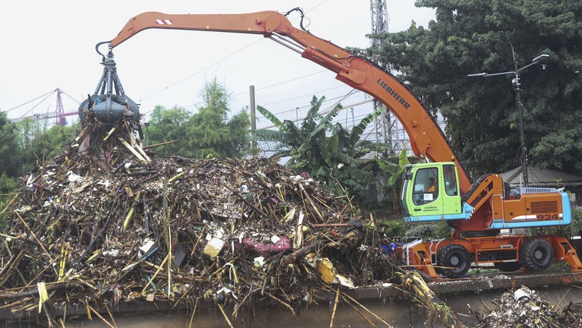 Intensitas Hujan Tinggi, Sampah Menumpuk di Pintu Air Manggarai - Bagian 4