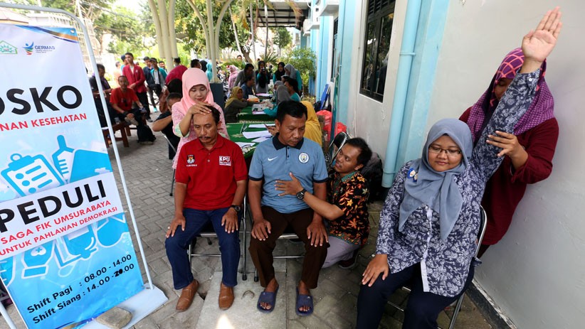 Mahasiswa UM Surabaya Berikan Layanan Fisioterapi untuk Petugas KPPS - Bagian 3