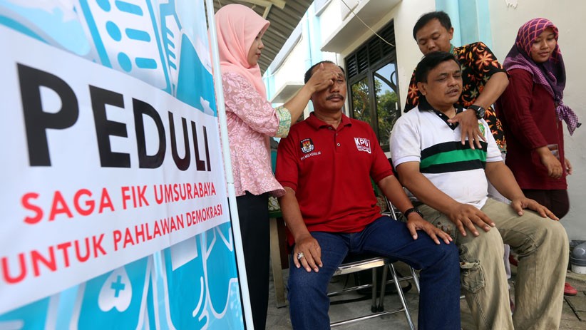Mahasiswa UM Surabaya Berikan Layanan Fisioterapi untuk Petugas KPPS - Bagian 4
