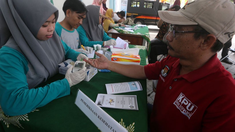 Mahasiswa UM Surabaya Berikan Layanan Fisioterapi untuk Petugas KPPS - Bagian 5