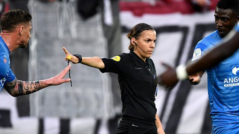 Inilah Stephanie Frappart, Wasit Perempuan Pertama Pimpin Laga Ligue 1 - Bagian 1