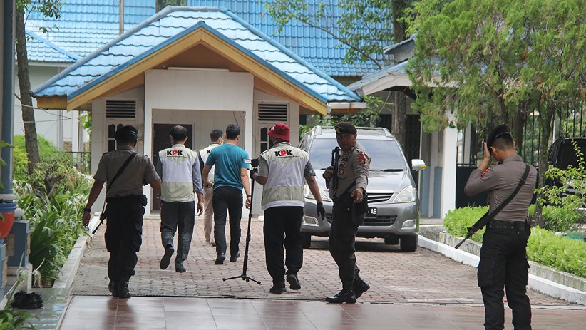 Cari Bukti Suap, KPK Geledah Rumah Dinas Wali Kota Dumai - Bagian 1