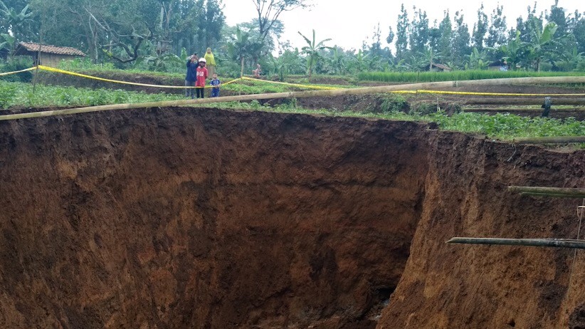 Begini Kondisi Lubang Raksasa di Area Persawahan Sukabumi - Bagian 1