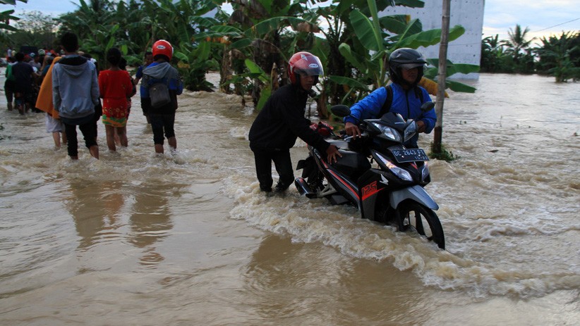 Sungai Karama Meluap, Jalan Trans Sulawesi Lumpuh Total - Bagian 2