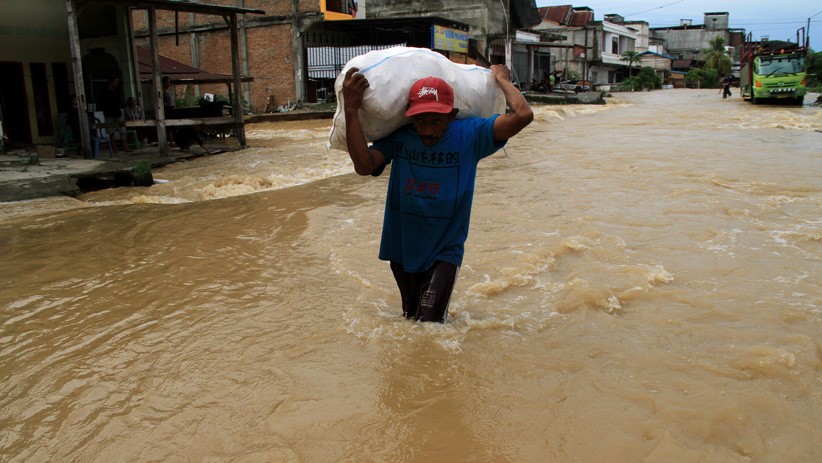 Sungai Karama Meluap, Jalan Trans Sulawesi Lumpuh Total - Bagian 1