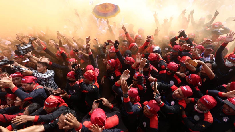 Gubernur Khofifah Temui Massa Aksi May Day di Jawa Timur - Bagian 4