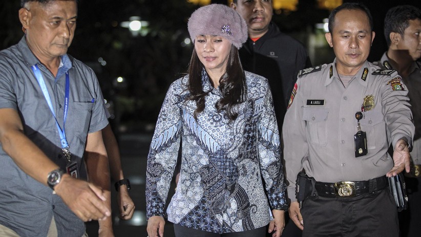 Senyum Bupati Talaud Sri Wahyumi Maria Manalip saat Kena OTT KPK - Bagian 1