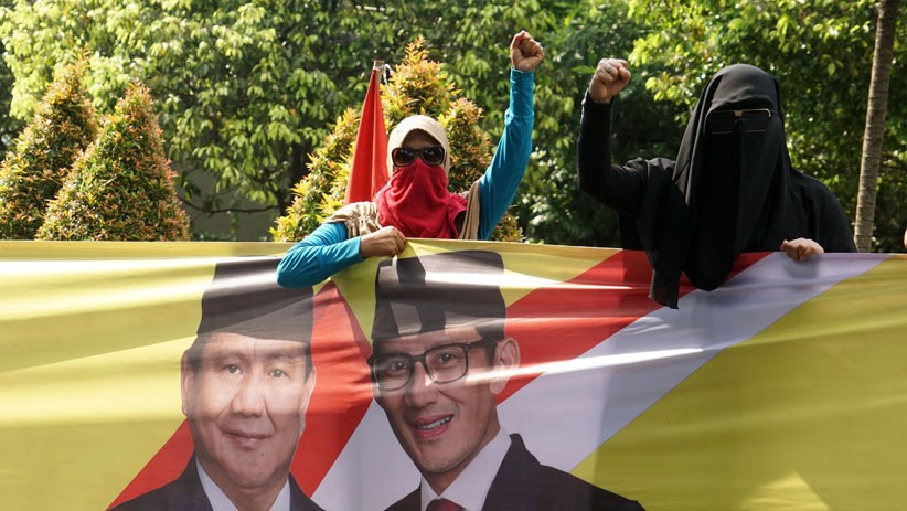 Aksi Emak-Emak Pendukung Prabowo-Sandi Pasang Spanduk Damai di KPU - Bagian 1