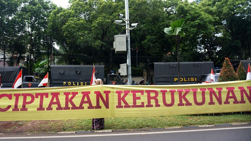 Aksi Emak-Emak Pendukung Prabowo-Sandi Pasang Spanduk Damai di KPU - Bagian 4