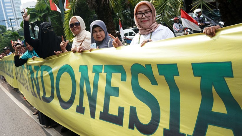 Aksi Emak-Emak Pendukung Prabowo-Sandi Pasang Spanduk Damai di KPU - Bagian 3