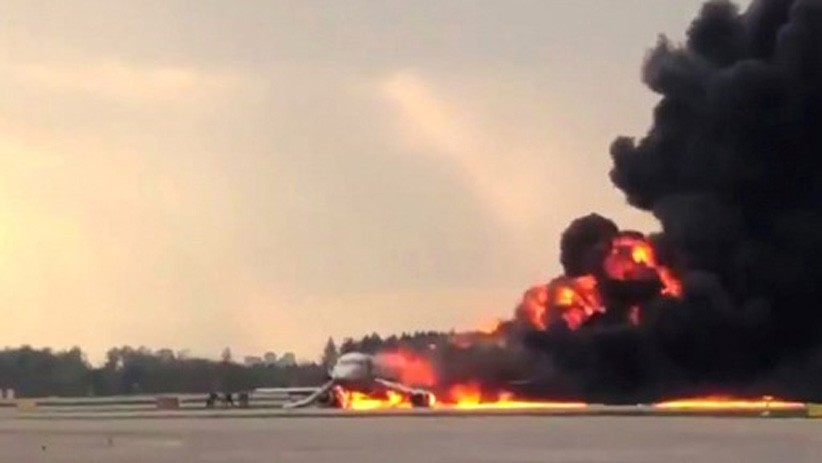 Pesawat Rusia Terbakar saat Mendarat Darurat, 41 Orang Tewas - Bagian 1
