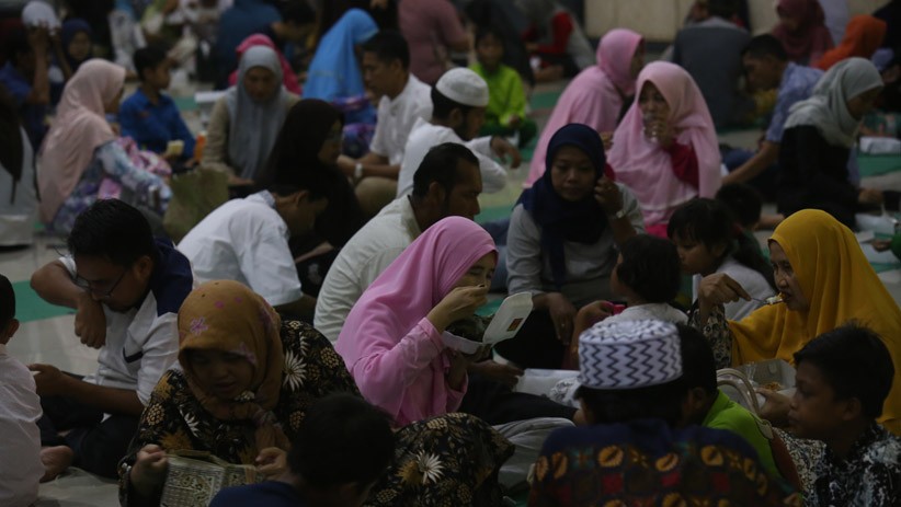Masjid Al Akbar Sediakan 2.500 Paket Nasi untuk Buka Puasa Selama Ramadan - Bagian 6