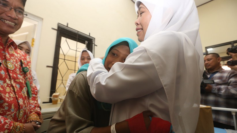 Khofifah Kunjungi Perempuan Pengidap Gangguan Jiwa Pemakan Jari Sendiri - Bagian 2