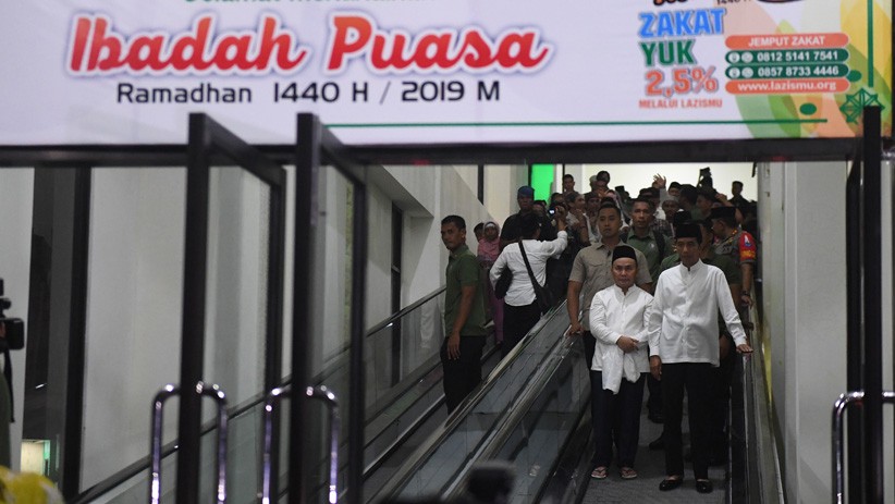 Usai Survei Lokasi Ibu Kota Baru, Jokowi Salat Tarawih di Masjid Palangka Raya - Bagian 1
