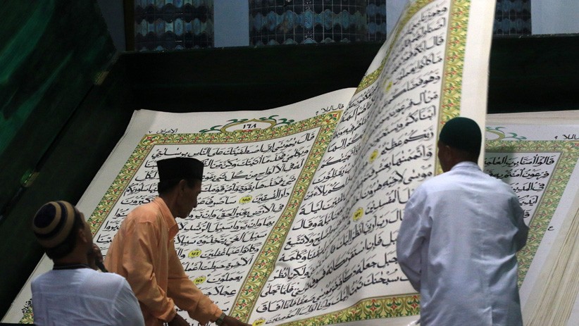 Tadarus Alquran Berukuran Raksasa di Masjid Baiturrahman Banyuwangi - Bagian 1
