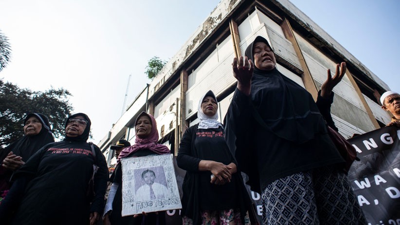 Keluarga Korban Kerusuhan Mal Klender Tabur Bunga Peringati Tragedi Mei 1998 - Bagian 1