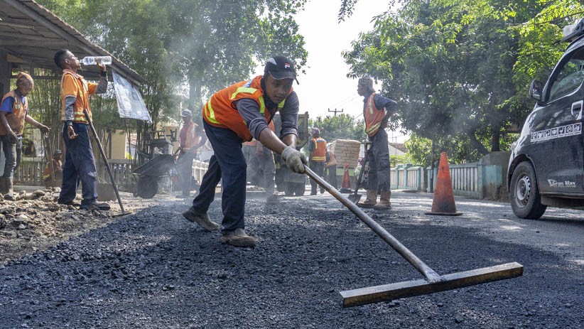 Perbaikan Jalan Jalur Alternatif Mudik di Karawang Dikebut - Bagian 2