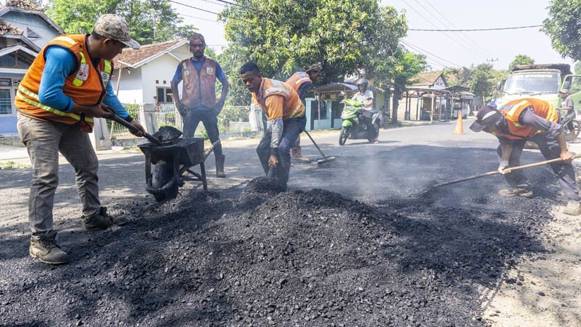 Perbaikan Jalan Jalur Alternatif Mudik di Karawang Dikebut - Bagian 1
