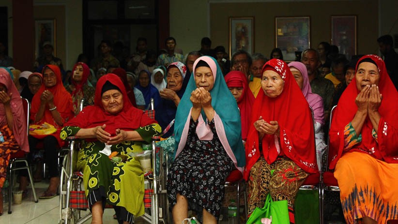 Momen Miss Indonesia 2019 Buka Puasa Bersama Lansia - Bagian 5