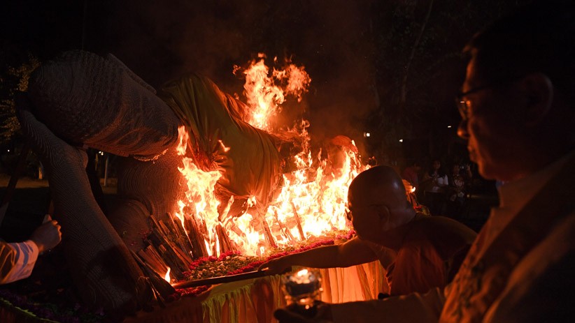 Detik-Detik Hari Raya Waisak, Biksu Bakar Patung Buddha Tidur - Bagian 1