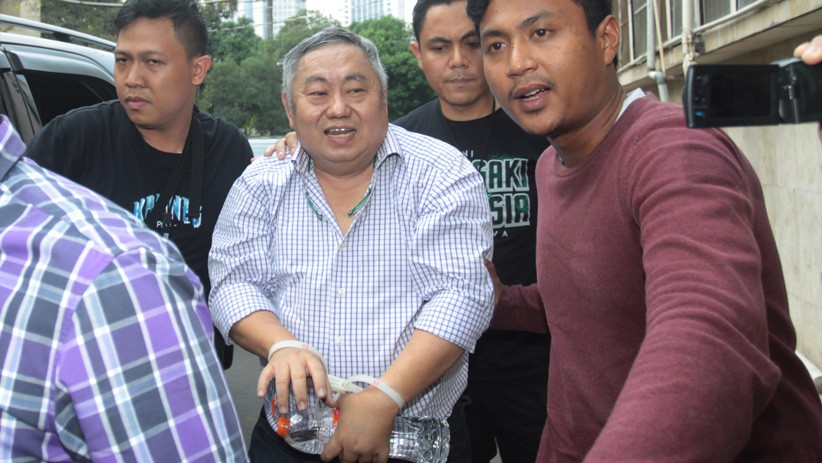 Tangan Diborgol, Lieus Sungkharisma Ditangkap Polisi Terkait Dugaan Makar - Bagian 1