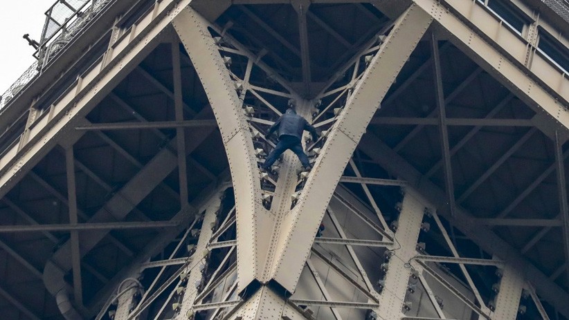 Pria Tak Dikenal Nekat Memanjat Menara Eiffel Setinggi 300 Meter - Bagian 1