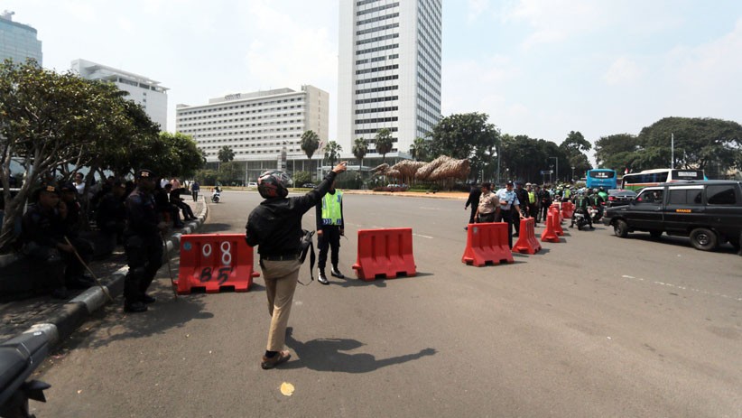 Antisipasi Aksi Massa, Polisi Tutup Kawasan Bundaran HI Menuju Bawaslu - Bagian 2