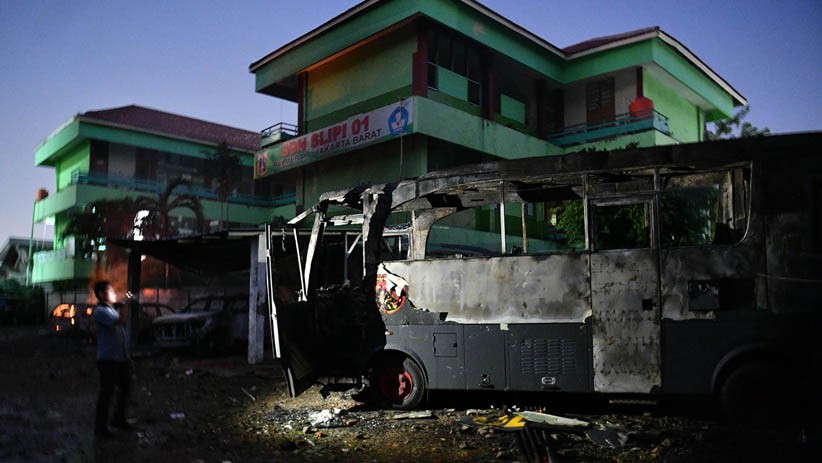 Mobil-Mobil di Asrama Brimob Petamburan Hangus Dibakar Massa - Bagian 3