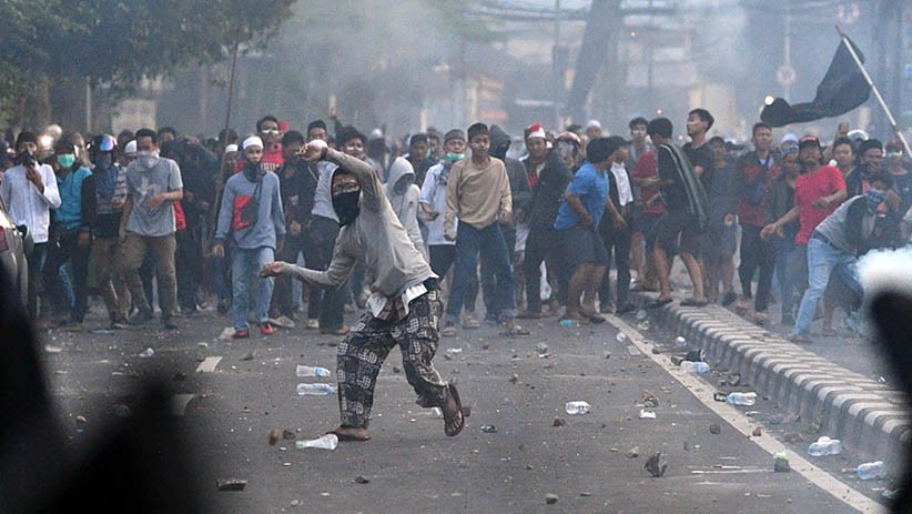 Bentrok Polisi dan Massa Aksi Kembali Pecah di Jalan KS Tubun - Bagian 1