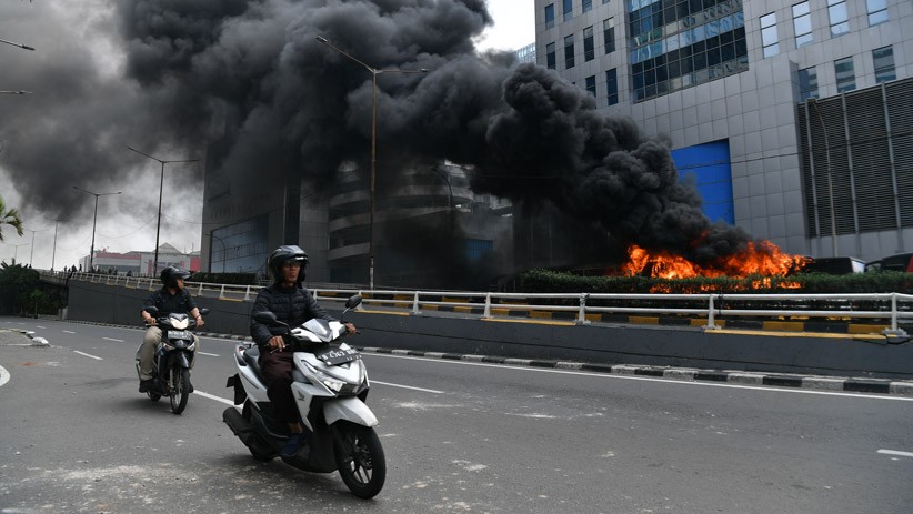 Massa Aksi Bakar Bus Brimob di Slipi - Bagian 2