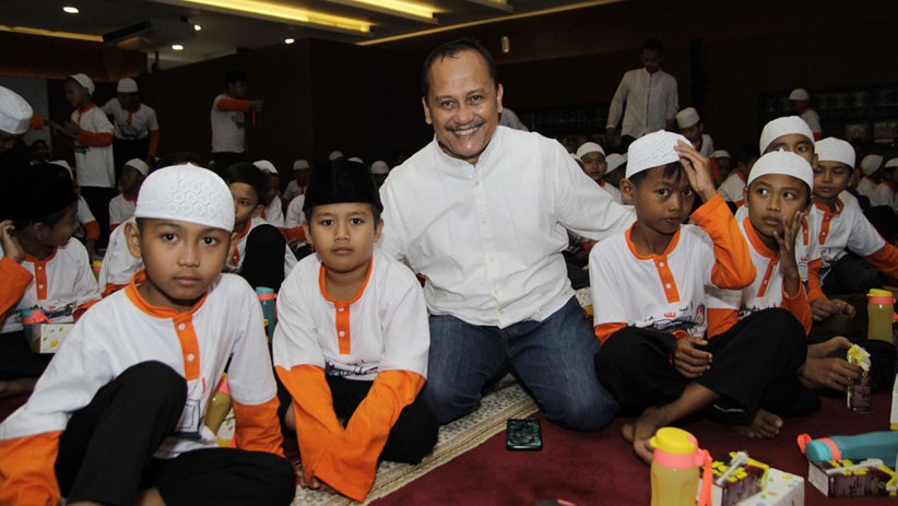 Aksi Sosial, Wika Gedung Buka Bersama Anak Yatim dan Bersihkan Masjid - Bagian 1