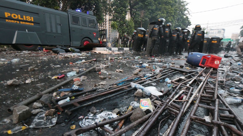 Pasukan Oranye Bersihkan Sisa Batu dan Sampah Pascaricuh 22 Mei - Bagian 6