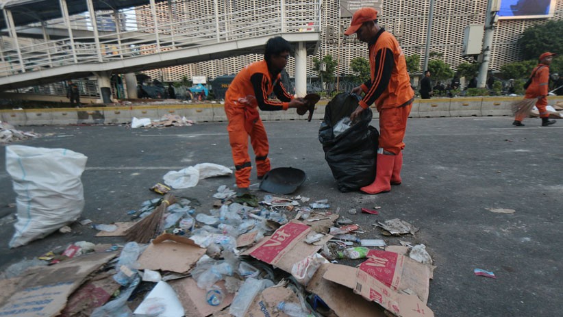 Pasukan Oranye Bersihkan Sisa Batu dan Sampah Pascaricuh 22 Mei - Bagian 3