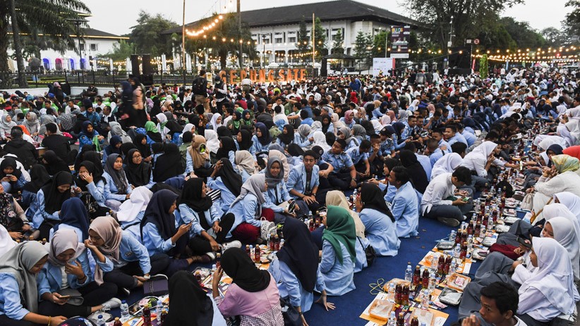 10.000 Warga Jabar Ikuti Buka Puasa Bersama On The Street 2019 - Bagian 1
