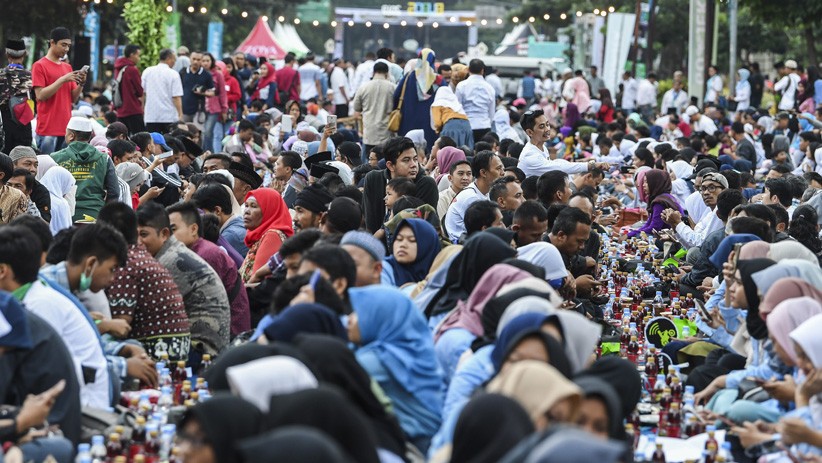 10.000 Warga Jabar Ikuti Buka Puasa Bersama On The Street 2019 - Bagian 3