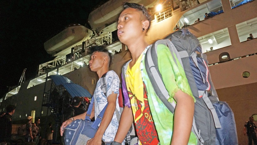 Mudik Lebih Awal, Ribuan Penumpang Padati Pelabuhan Pantoloan Palu - Bagian 3